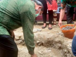 Wakil Bupati Badrun Nggai Lakukan Peletakkan Batu Pertama Pembangunan Pesantren  Imammul Arba’ah Desa Mertasari