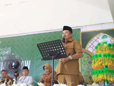 Wakil Bupati Parigi Moutong Abdul Sahid membacakan sambutan Bupati Erwin Burase pada peringatan Maulid Nabi Muhammad SAW 1448 Hijriah di Gedung Serbaguna Pantai Mosing, Desa Siney, Kecamatan Tinombo Selatan, Senin (28/9/2026).