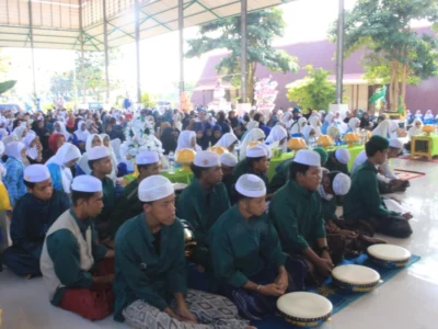 Peserta mengikuti peringatan Maulid Nabi Muhammad SAW 1448 Hijriah yang diselenggarakan Pengurus Cabang Wanita Islam Alkhairaat (WIA) Kecamatan Tinombo Selatan di Gedung Serbaguna Pantai Mosing, Desa Siney, Senin (28/9/2026).