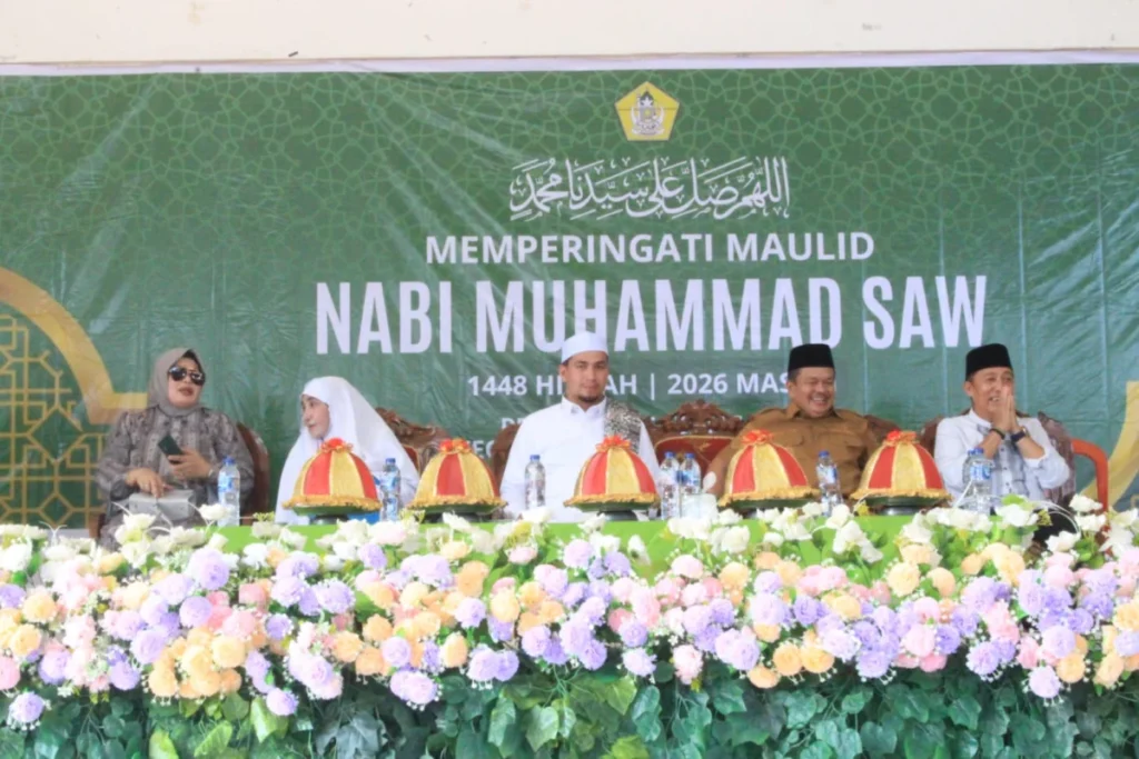 Wakil Bupati Parigi Moutong Abdul Sahid bersama tamu undangan dan pengurus WIA mengikuti rangkaian peringatan Maulid Nabi Muhammad SAW 1448 Hijriah di Gedung Serbaguna Pantai Mosing, Desa Siney, Senin (28/9/2026).