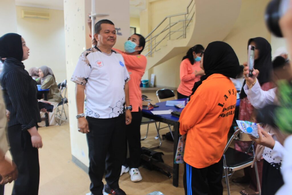 Wakil Bupati Parigi Moutong menghadiri peringatan World Pharmacists Day 2026 yang dirangkaikan dengan senam lansia dan pelayanan kesehatan di Auditorium Kantor Bupati Parigi Moutong, Sabtu, 26 September 2026.