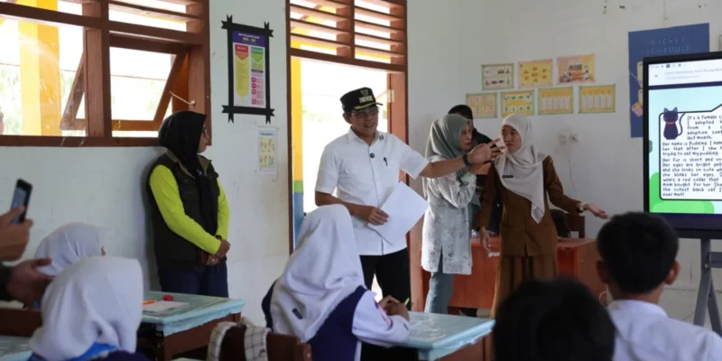 Foto: Bupati Erwin Burase Evaluasi Pemanfaatan Papan Interaktif Digital di SMP Satap 2 Mepanga