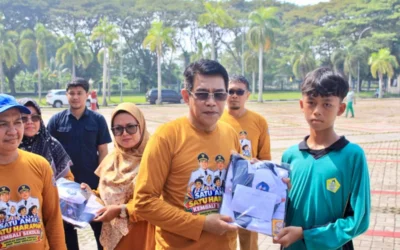 Bupati Erwin Burase Serahkan Seragam Sekolah Gratis bagi Murid Baru MTs dan Bantuan Mobil Dapur Lapangan serta Masker dari BNPB