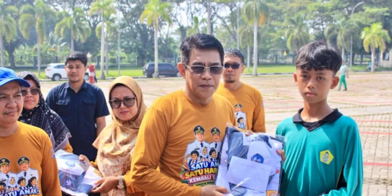 Bupati Erwin Burase Serahkan Seragam Sekolah Gratis bagi Murid Baru MTs dan Bantuan Mobil Dapur Lapangan serta Masker dari BNPB